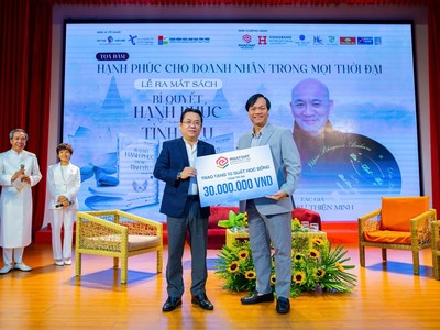 Ông Bùi Quang Anh Vũ – Tổng Giám đốc Phát Đạt trao tặng học bổng cho Đại diện trường Đại học Quốc tế Hồng Bàng.