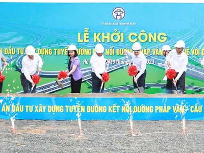 Lãnh đạo TP. Hà Nội và các đại biểu thực hiện nghi thức khởi công Dự án đầu tư xây dựng tuyến đường kết nối đường Pháp Vân - Cầu Giẽ với đường Vành đai 3.
