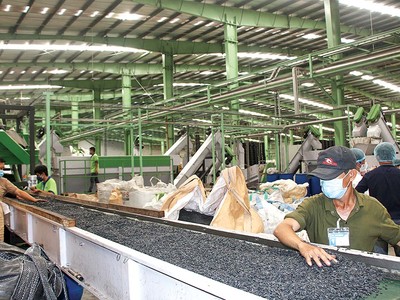 Chính sách về trách nhiệm tái chế để giảm gánh nặng ngân sách chi cho xử lý chất thải rắn sinh hoạt.