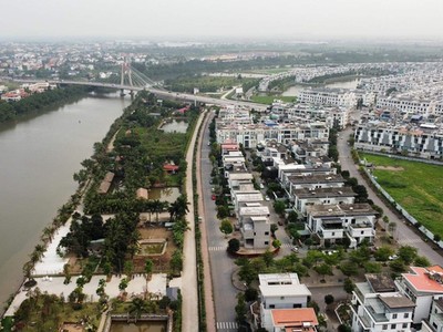 Hàng loạt công trình vi phạm các quy định của pháp luật về đê điều tại khu vực bãi sông đê tả Lạch Tray trên địa bàn phường Vĩnh Niệm, quận Lê Chân.