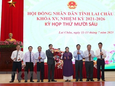 Các lãnh đạo tỉnh Lai Châu tặng hoa chúc mừng ông Lê Văn Lương được bầu chức danh Chủ tịch Ủy ban Nhân dân tỉnh Lai Châu nhiệm kỳ 2021-2026. (Ảnh: Quý Trung/TTXVN)