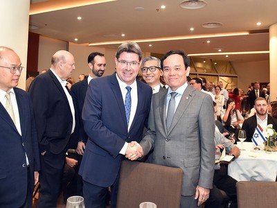 Phó thủ tướng Trần Lưu Quang và Bộ trưởng Bộ Đổi mới, Khoa học và Công nghệ Israel Ofir Akunis (Ảnh: VGP).