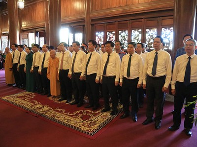 Lãnh đạo Tỉnh ủy, HĐND, UBND tỉnh, Ủy ban MTTQ tỉnh Thái Bình và các đại biểu dâng hương tưởng niệm tại Đền thờ Liệt sĩ tỉnh Thái Bình.