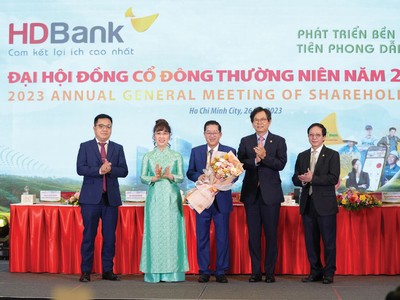 HĐQT chúc mừng Ban điều hành HDBank vì những thành quả đạt được năm qua.
