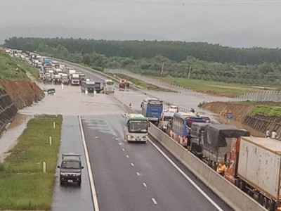Cao tốc Phan Thiết - Dầu Giây bị ngập sau mưa lớn ngày 29/7 vừa qua. (Ảnh: Internet).