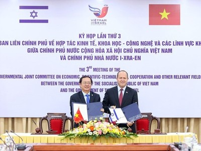 Bộ trưởng Bộ KH&CN Việt Nam Huỳnh Thành Đạt và Bộ trưởng Bộ Kinh tế và Công nghiệp Israel Nir Barkat ký kết Biên bản Kỳ họp lần 3 của Uỷ ban liên Chính phủ Việt Nam - Israel. (Ảnh: VGP)