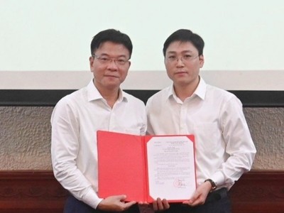 Bộ trưởng Lê Thành Long trao quyết định bổ nhiệm ông Đỗ Xuân Quý làm Chánh Văn phòng Bộ Tư pháp. (Ảnh: Bộ Tư pháp).