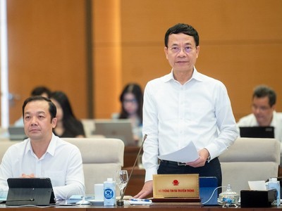 Bộ trưởng Bộ Thông tịn và truyền thông Nguyễn Mạnh Hùng phát biểu tại phiên thảo luận.