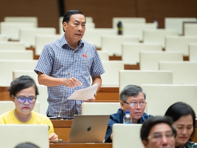 Đại biểu Phạm Văn Hòa phát biểu tại hội nghị.