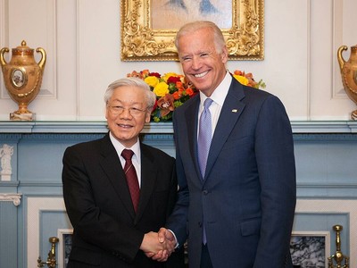 Ông Joe Biden khi còn là Phó tổng thống Mỹ, bắt tay Tổng Bí thư Nguyễn Phú Trọng trong bữa tiệc trưa tại Bộ Ngoại giao Mỹ ngày 7/7/2015. (Ảnh: Bộ Ngoại giao Mỹ).