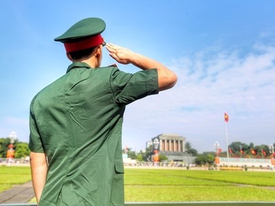 Một sĩ quan Quân đội nhân dân Việt Nam nghiêm trang chào cờ trước Lăng Bác, sáng 2/9. (Ảnh: Tuấn Đức/TTXVN)