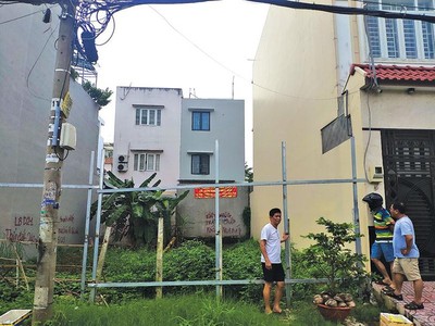 Người dân phải rào lại để giữ đất tại Khu dân cư Hiệp Bình Chánh.