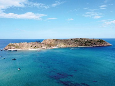 “Mặt tiền” Dự án Du lịch Hòn Khô (giai đoạn I) được bao quanh bởi các nhà bè nuôi trồng hải sản của người dân.