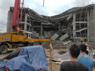 Hiện trường sập sảnh trước công trình Trung tâm văn hoá huyện Tuyên Hoá.