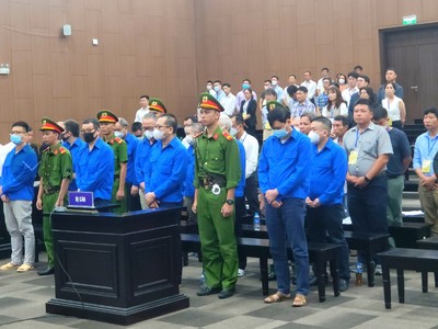 Các bị cáo trong phiên xét xử sáng 25/9.