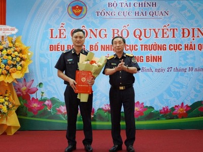 Ông Phạm Tiến Thành (trái) giữ chức vụ Cục trưởng Cục Hải quan Quảng Bình.