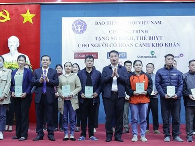 Tặng sổ bảo hiểm xã hội, thẻ bảo hiểm y tế đến người khó khăn tại tỉnh Hòa Bình