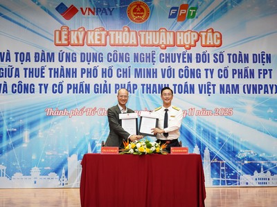 Ông Nguyễn Thế Phương - Phó Tập đoàn Tổng Giám đốc FPT (bên trái) và Ông Đoàn Minh Dũng (bên phải) Trưởng Thuế TP.HCM kí kết thỏa thuận hợp tác.