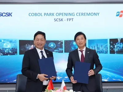 Tiến sĩ Trương Gia Bình - Chủ tịch HĐQT Tập đoàn FPT và ông Takaaki Toma - Giám đốc điều hành kiêm Chủ tịch SCSK tại Lễ thành lập COBOL PARK.