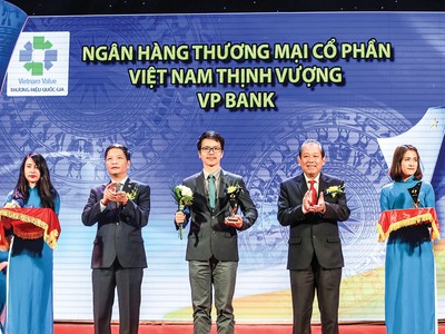 Đại diện VPBank (đứng giữa) nhận Biểu trưng Thương hiệu Quốc gia