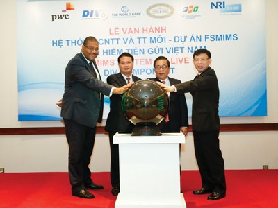 Phó thống đốc NHNN Nguyễn Kim Anh, Chủ tịch HĐQT BHTG Việt Nam Nguyễn Quang Huy (thứ hai và thứ ba từ phải sang) và một số đại biểu tại lễ vận hành hệ thống công nghệ mới