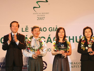 TS. Nguyễn Anh Tuấn chúc mừng các DN được vinh danh trong mùa bình chọn báo cáo thường niên đầu tiên