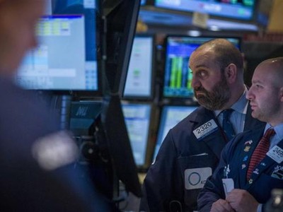 Phố Wall giảm mạnh khi giới đầu tư lo ngại về đà phục hồi của kinh tế Mỹ - Ảnh: Reuters