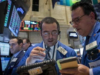 Phố Wall lình xình trong 2 phiên cuối tuần do tác động kết quả kinh doanh trái chiều - Ảnh: Reuters