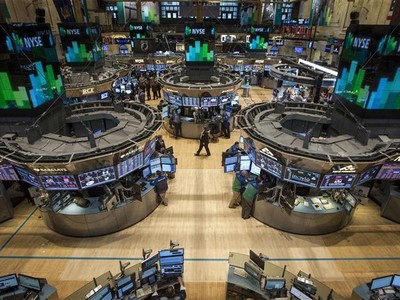 Nhận hung tin, chứng khoán rớt thảm, vàng lập đỉnh