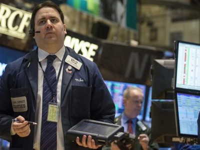 Phố Wall giảm điểm ngay phiên đầu tuần - Ảnh: Reuters