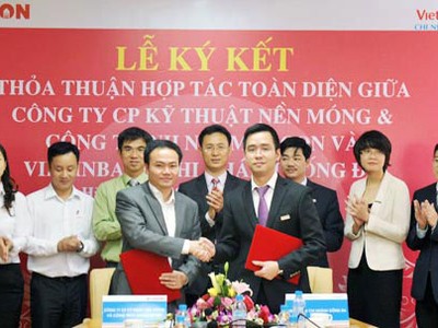 Ông Phạm Việt Khoa, Chủ tịch HĐQT, Tổng giám đốc FECON và ông Nguyễn Như Dương, Giám đốc VietinBank Đống Đa trao đổi biên bản hợp tác