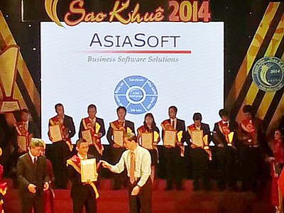 Ông Nguyễn Thái Trang, Giám đốc AsiaSoft nhận giải “Sản phẩm phần mềm ưu việt 4 sao” cho sản phẩm Asia Enterprise