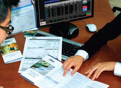 Nhân sự chứng khoán, ngoài yêu cầu có kinh nghiệm, còn phải rất năng động và bám thị trường - Ảnh: Lê Toàn