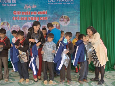 Những tấm áo do DHG tặng sẽ giúp các em học sinh Lũng Cú có thêm sức khoẻ để học tập trong mùa Đông này