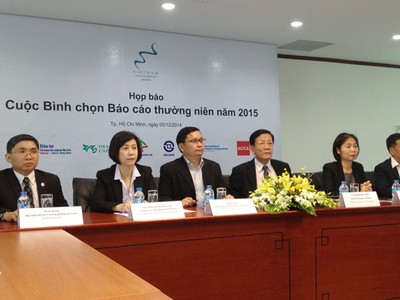 TS. Nguyễn Anh Tuấn, Tổng biên tập báo Đầu tư (thứ 3 từ phải qua) cùng các thành viên ban tổ chức tại buổi họp báo phát động Giải.