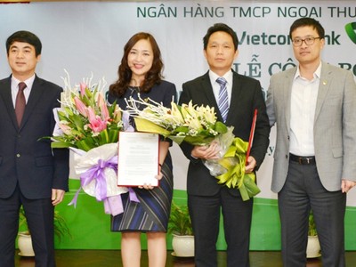 Ông Nghiêm Xuân Thành, Chủ tịch HĐQT (ngoài cùng bên trái) và ông Phạm Quang Dũng, Tổng giám đốc (ngoài cùng bên phải) trao Nghị quyết HĐQT cho ông Nguyễn Mạnh Hùng và quyết định bổ nhiệm Phó tổng giám đốc cho bà Nguyễn Thị Kim Oanh