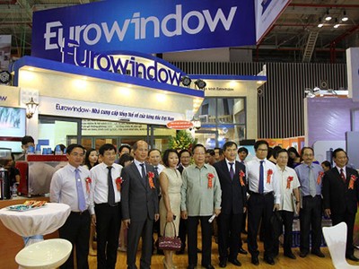 Lãnh đạo Bộ Xây dựng, Hiệp hội Bất động sản, VCCI thăm gian trưng bày sản phẩm của Eurowindow tại Vietbuild TP. HCM 2015