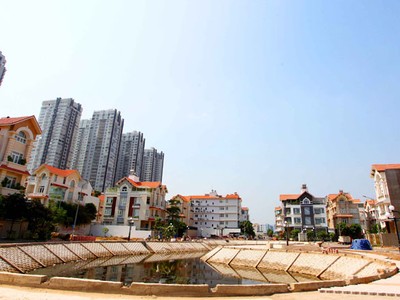 Mua nhà là việc lớn trong đời nên người mua rất thận trọng - Ảnh: Lê Toàn