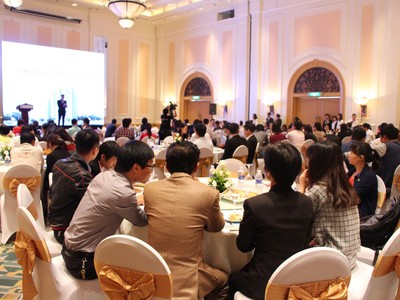 Rất đông khách hàng đến thăm quan và tìm hiểu Dự án Star Tower trong ngày đầu tiên dự án ra mắt