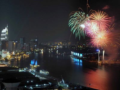 Cả nước rực rỡ pháo hoa chào Xuân Bính Thân 2016