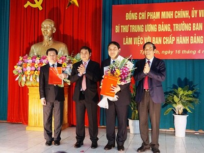 Ủy viên Bộ Chính trị, Trưởng Ban Tổ chức Trung ương Phạm Minh Chính trao quyết định của Bộ Chính trị phân công ông Nguyễn Đắc Vinh, Ủy viên Trung ương Đảng, giữ chức Bí thư Tỉnh ủy Nghệ An