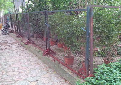 9h sáng 14/4/2016, hàng rào của Hội Cây cảnh nghệ thuật Thăng Long Hà Nội vẫn "cửa đóng, then cài".