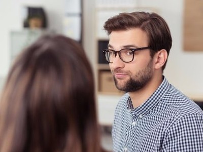 Sử dụng từ ngữ không thích hợp sẽ khiến bạn bị hiểu lầm và gây ra những bất lợi tại nơi làm việc. Ảnh: Business Insider