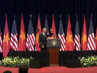 Tổng thống Mỹ Obama trong chuyến thăm chính thức Việt Nam (Ảnh: AP)