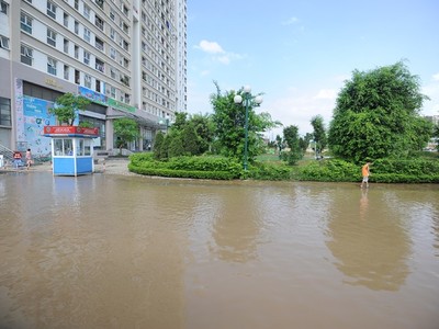 Chung cư Dương Nội bị nước bao vây 2 ngày chưa rút