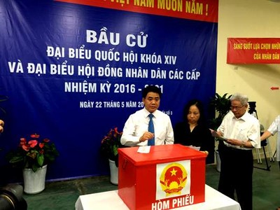 Ông Nguyễn Đức Chung - Chủ tịch UBND TP Hà Nội bỏ phiếu bầu cử (Ảnh: internet)