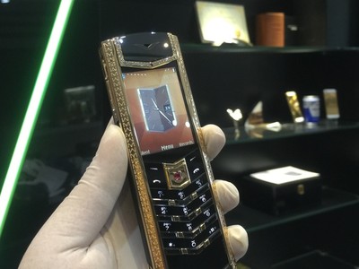 Điện thoại Vertu Signature Ultimate 'độ' giá 600 triệu đồng