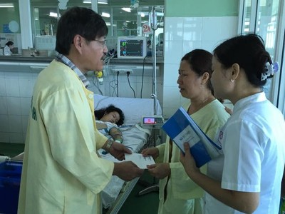 Ông Nguyễn Phước Định Trường, Phó giám đốc Bảo Việt Đà Nẵng đến thăm hỏi gia đình các nạn nhân bị thương đang điều trị tại Bệnh viện Đa khoa Đà Nẵng