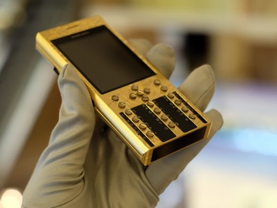  Điện thoại mạ vàng 24K, khắc hình rồng giá 125 triệu đồng