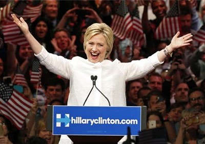  Bà Clinton phát biểu trước người ủng hộ ở New York. Ảnh: Reuters
